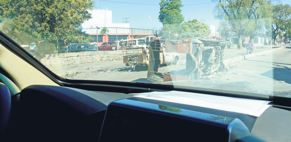 Un calme relatif régnait dans les rues haïtiennes le dimanche matin, même si les traces de grabuge de la veille étaient encore bien visibles. Photo gracieuseté