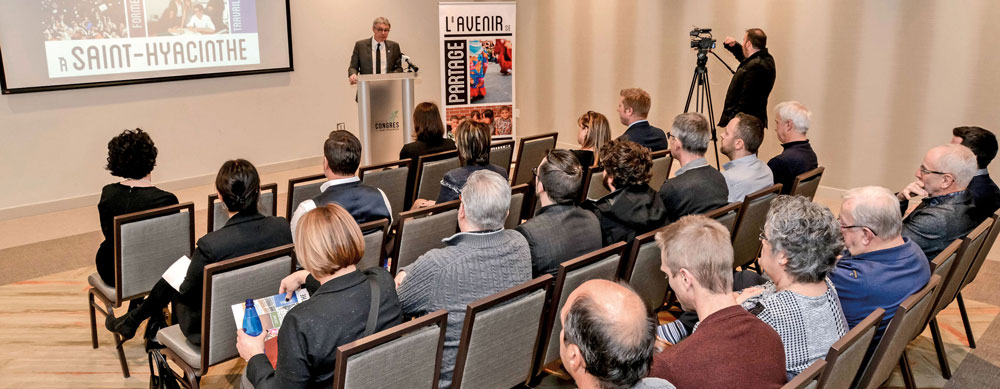 Le maire Claude Corbeil a annoncé une nouvelle mesure d’aide à la rénovation quelques semaines avant la tenue du Week-end portes ouvertes dans le secteur immobilier. Photo François Larivière | Le Courrier ©