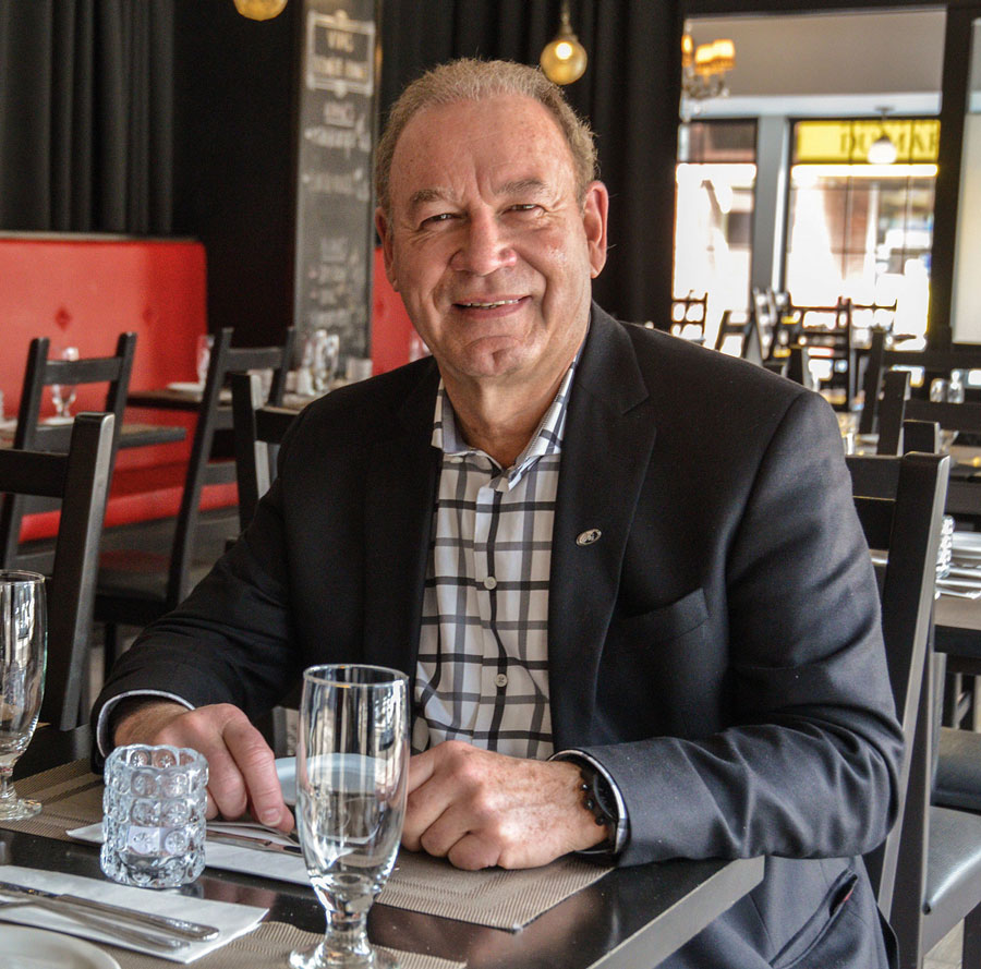 Guy Duhaime, propriétaire du restaurant Pépé Trattoria situé au centre-ville de Saint-Hyacinthe, a vu son chiffre d’affaires chuter de 50 % en l’espace de deux ans. Photo François Larivière | Le Courrier ©