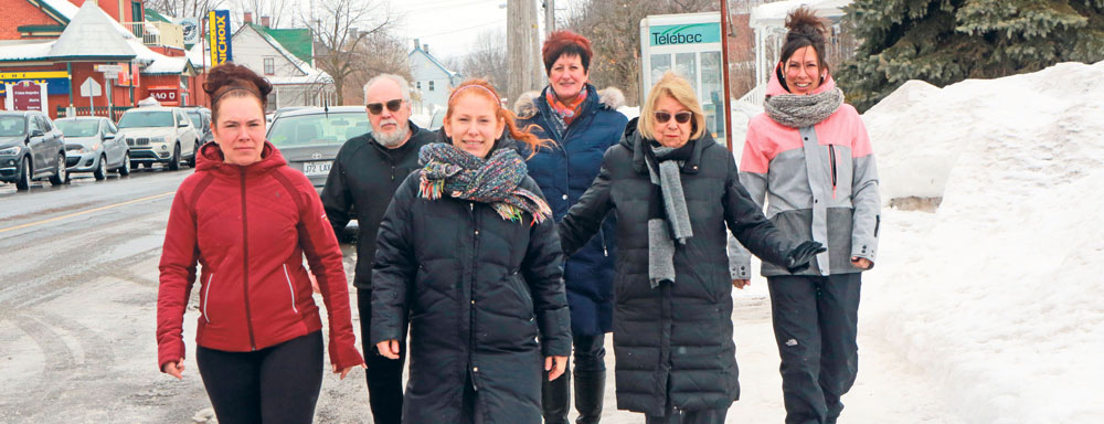 Le lancement  du Défi Santé 2019 de la MRC des Maskoutains a eu lieu au cœur du village de Saint-Hugues. Sur la photo, dans l’ordre habituel, Mélanie Bergeron, de Cardio plein air, Robert MacDonald, Marianne Beauregard, coordonnatrice des Loisirs de Saint-Hugues, Carole Thibeault, directrice générale de Saint-Hugues, Francine Morin, préfet de la MRC des Maskoutains, et Mélanie Beauregard, kinésiologue. Photo Robert Gosselin | Le Courrier ©