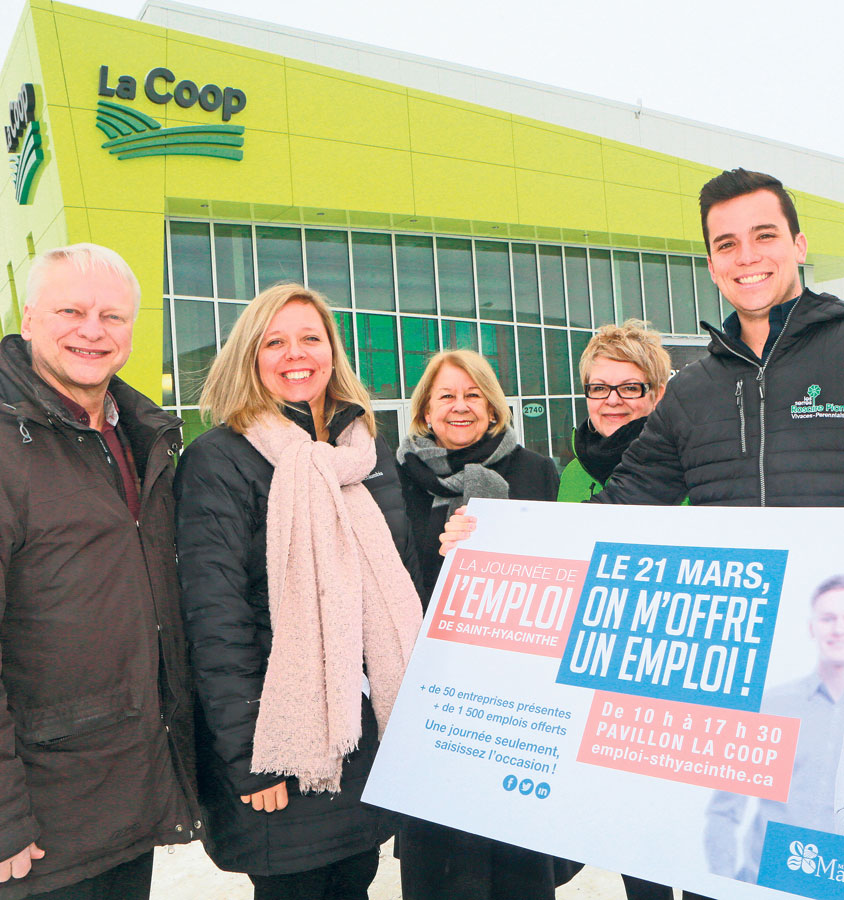 Sur la photo, de gauche à droite, Luc Messier, conseiller au financement de Développement économique de la MRC des Maskoutains (DEM); Caroline Lajoie, directrice du Centre local d’emploi de Saint-Hyacinthe et d’Acton Vale; Francine Morin, préfet de la MRC des Maskoutains; Diane Laflamme, directrice des ressources humaines des Serres Rosaire Pion & fils et Hugo Pion. Photo Robert Gosselin | Le Courrier ©