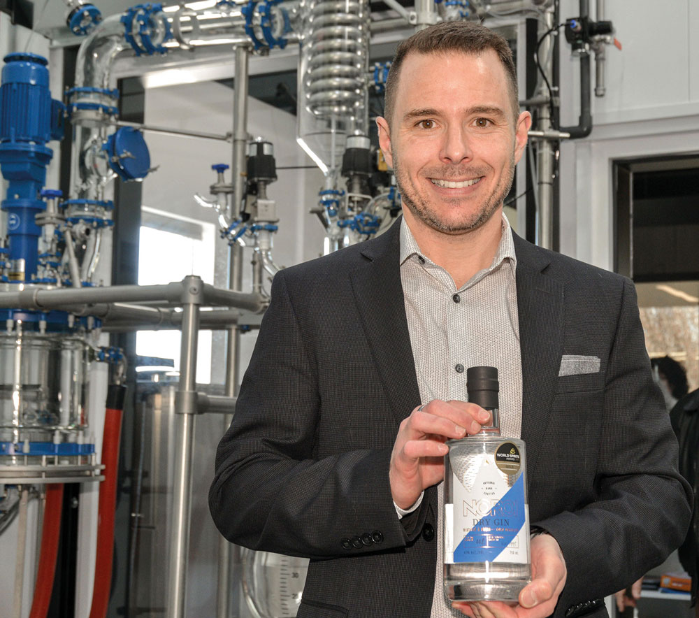 Jonathan Robin, président de la Distillerie Noroi, est fier que son gin et sa liqueur d’orange aient été couronnés au World Spirit Award qui se tenait dernièrement en Italie. Photo François Larivière | Le Courrier ©