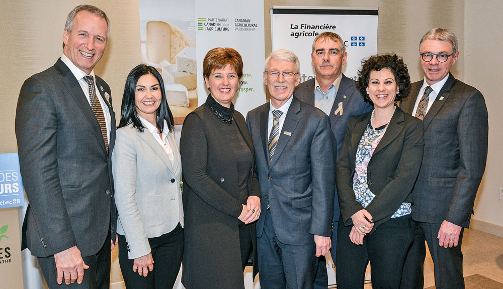 Sur la photo, dans l’ordre habituel, André Lamontagne, ministre de l’Agriculture, des Pêcheries et de l’Alimentation; Chantal Soucy, députée de Saint-Hyacinthe; Marie-Claude Bibeau, ministre fédérale de l’Agriculture et de l’Agroalimentaire; Ernest Desrosiers, président-directeur général de La Financière agricole du Québec; Marcel Groleau, président de l’Union des producteurs agricoles; Anne-Marie Saint-Germain, adjointe aux relations communautaires au bureau de la députée de Saint-Hyacinthe-Bagot Brigitte Sansoucy; et Claude Corbeil, maire de Saint-Hyacinthe. Photo François Larivière | Le Courrier ©