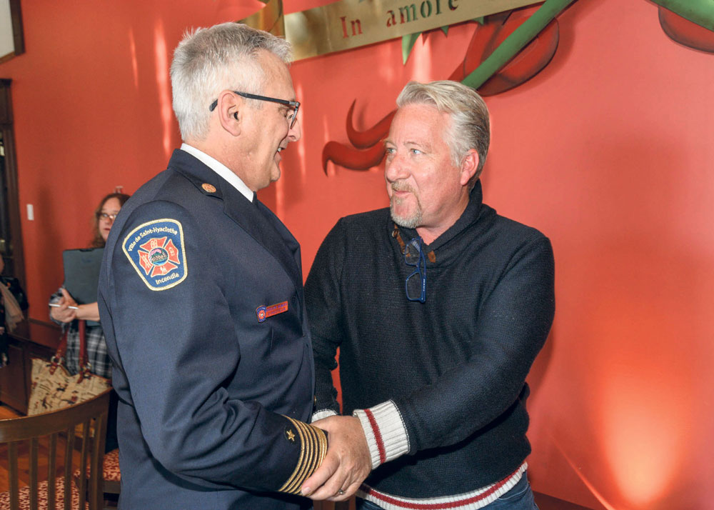 Propriétaire de la Place Frontenac en compagnie de sa conjointe, Patrick Dillaire a rendu hommage au travail des pompiers du Service des incendies de la Ville de Saint-Hyacinthe. On le voit en compagnie du chef Jocelyn Demers. Photo François Larivière | Le Courrier ©