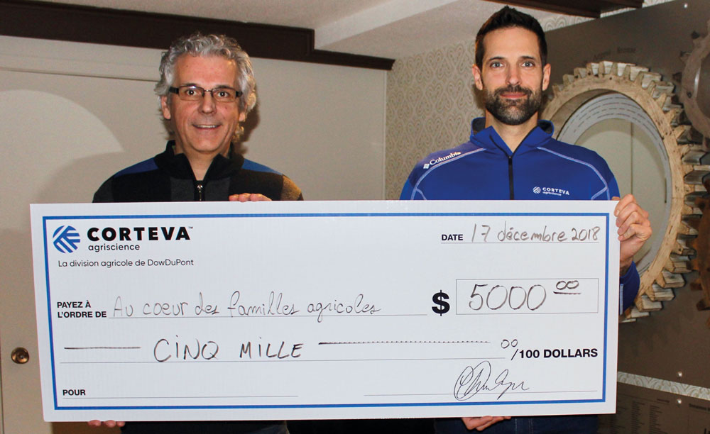 Sur la photo, de gauche à droite, René Beauregard, directeur général d’Au Cœur des familles agricoles, et Mathieu Turpin, directeur de territoire chez Corteva Agriscience. Photo gracieuseté