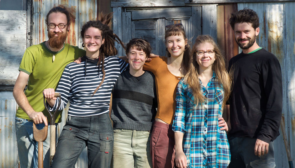De gauche à droite, Raphaël, Florence, Léonie, Camille, Élise et Benoît, l’équipe de La Pagaille, une toute nouvelle ferme maraîchère coopérative à Saint-Pie. Photo gracieuseté La Pagaille