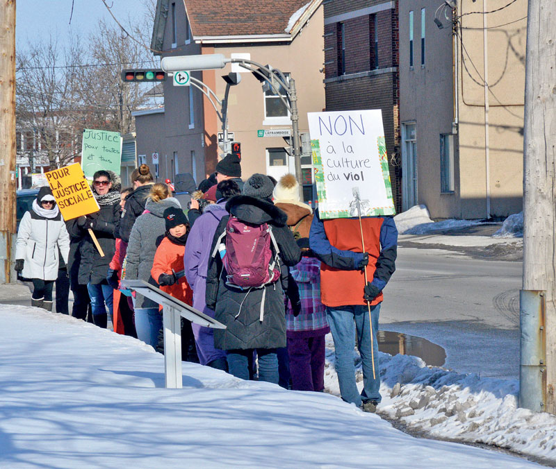 Les 8 Marskoutaines, CO-FEMM et le CAVAS Richelieu-Yamaska et Sorel-Tracy ont organisé une marche lors de la Journée internationale des droits des femmes afin de dénoncer les iniquités du système de justice envers les femmes victimes d’agressions sexuelles. Photo François Larivière | Le Courrier ©