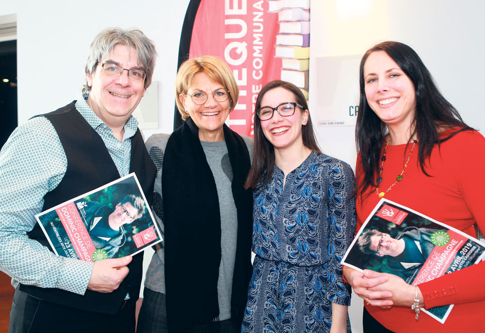 Sur la photo, Nelson Archambault, président de la Fondation des amis de la Médiathèque, Caroline Robert, présidente de la Médiathèque maskoutaine, Annabelle Palardy, présidente du CCCPEM, et Nathalie Lespérance, bibliothécaire à la Bibliothèque T.-A.-St-Germain. Photo Robert Gosselin | Le Courrier ©
