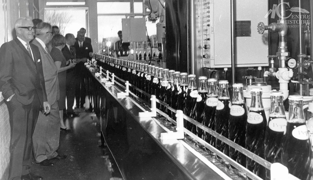 Lucien Larivée lors d’une visite de ses installations d’embouteillage de produits Pepsi-Cola durant les années 1960. Photo Collection Centre d’histoire de Saint-Hyacinthe, CH618 Fonds Lucien Larivée Inc.
