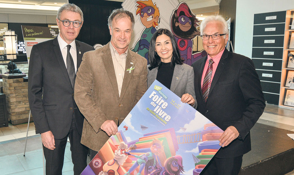 Claude Corbeil, maire de Saint-Hyacinthe, Richard Flibotte, président de la Commission scolaire de Saint-Hyacinthe, Chantal Soucy, députée de Saint-Hyacinthe, et André Brochu, directeur général des Galeries St-Hyacinthe et président du CA de la Foire du livre, n’ont pas manqué de mots élogieux pour décrire les impacts positifs que peut avoir la lecture pour les jeunes en particulier. Photo François Larivière | Le Courrier ©