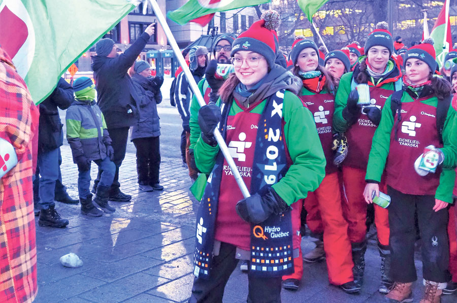 La patineuse Roselyne Pigeon, de Saint-Pie, a porté le drapeau de Richelieu-Yamaska lors de la cérémonie de clôture. Photo gracieuseté