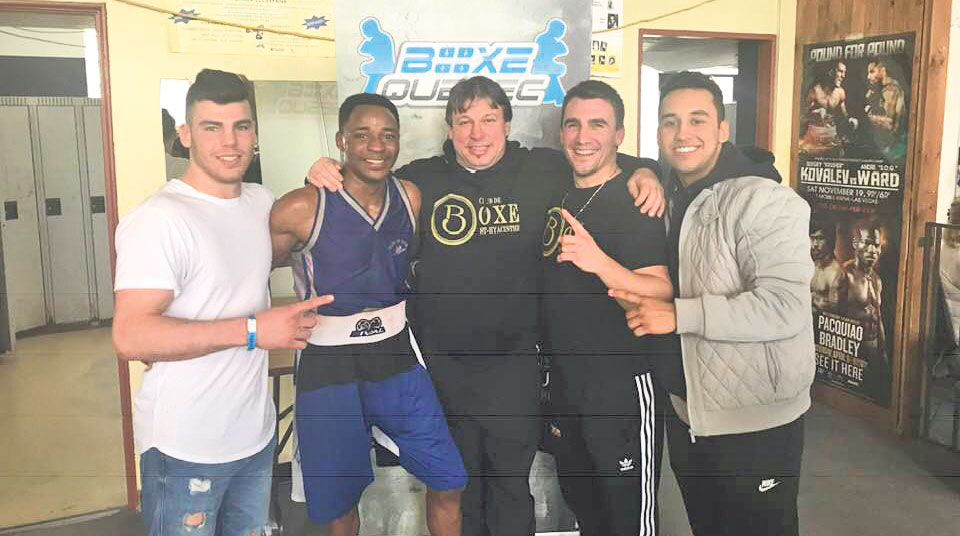 John Nduwamahoro célèbre sa victoire en compagnie de son clan du Club de boxe de Saint-Hyacinthe. Photo Facebook