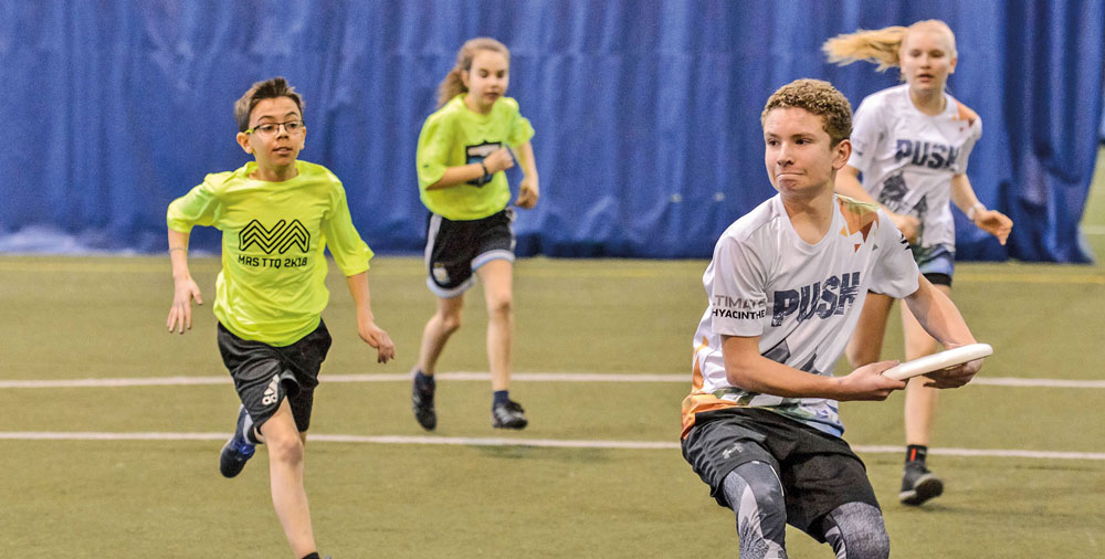 Depuis quelques années, l’ultimate frisbee attire de plus en plus d’adeptes à Saint-Hyacinthe, autant chez les jeunes que les moins jeunes. Photo François Larivière | Le Courrier ©