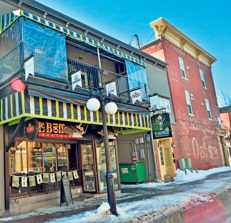 Le resto-pub Le Bouffon, situé sur l’avenue Sainte-Anne, est à vendre. Photo Robert Gosselin | Le Courrier ©