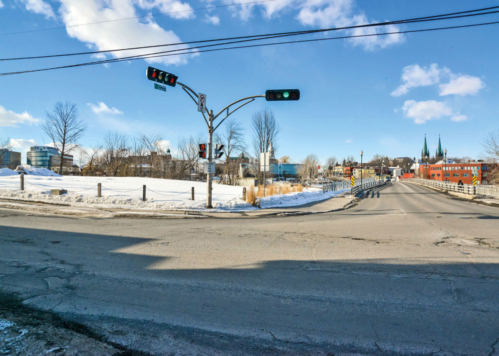 Le terrain visé par la procédure d’expropriation de la Ville de Saint-Hyacinthe, au coin de la rue Saint-Pierre Ouest et l’avenue Bourdages Sud. Photo François Larivière | Le Courrier ©