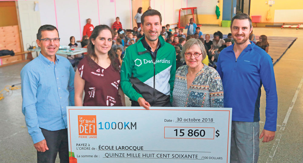 La traditionnelle remise du chèque par le donateur René Rodrigue, au centre, en compagnie du directeur de l’école Larocque, Ghislain Bédard, de la présidente du conseil d’établissement, Sonia Morel, de la vice-présidente du conseil des commissaires, France Martin, et du professeur d’éducation physique Francis Benoît. Photo Robert Gosselin | Le Courrier ©