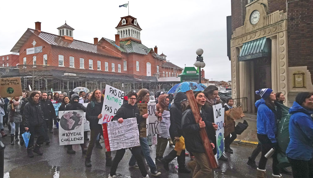 Des actions pour le climat ont eu lieu le 15 mars un peu partout sur la planète, incluant à Saint-Hyacinthe. Photo Rémi Léonard | Le Courrier ©
