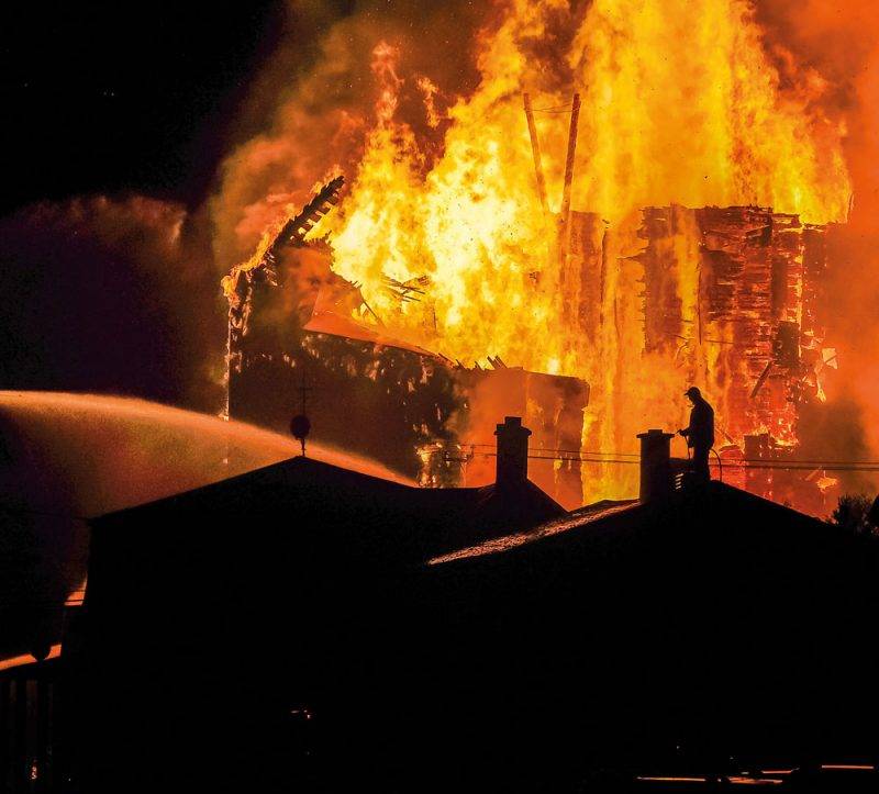 Yvon Lussier a arrosé son toit et sa haie pendant 1 h 30 pour les protéger des tisons qui tombaient un peu partout pendant que 83 pompiers combattaient l’imposant incendie à quelques mètres de là. Photo François Larivière | Le Courrier ©