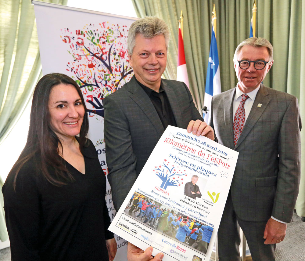 La directrice de SEPSHA, Jacynthe Daigle, le président d’honneur de la campagne de financement, Sylvain Gervais, et le maire de Saint-Hyacinthe, Claude Corbeil, attendent un nombre record de marcheurs le 28 avril dès 10 h au Centre communautaire Douville. Photo Robert Gosselin | Le Courrier ©