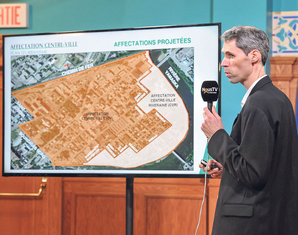 Technicien en aménagement du territoire au service de l’urbanisme de la Ville de Saint-Hyacinthe, Danny Gignac a été chargé d’expliquer aux citoyens la nouvelle affectation « centre-ville riverain » le 17 décembre et, plus récemment, les nouveaux PIIA. Photo François Larivière | Le Courrier ©