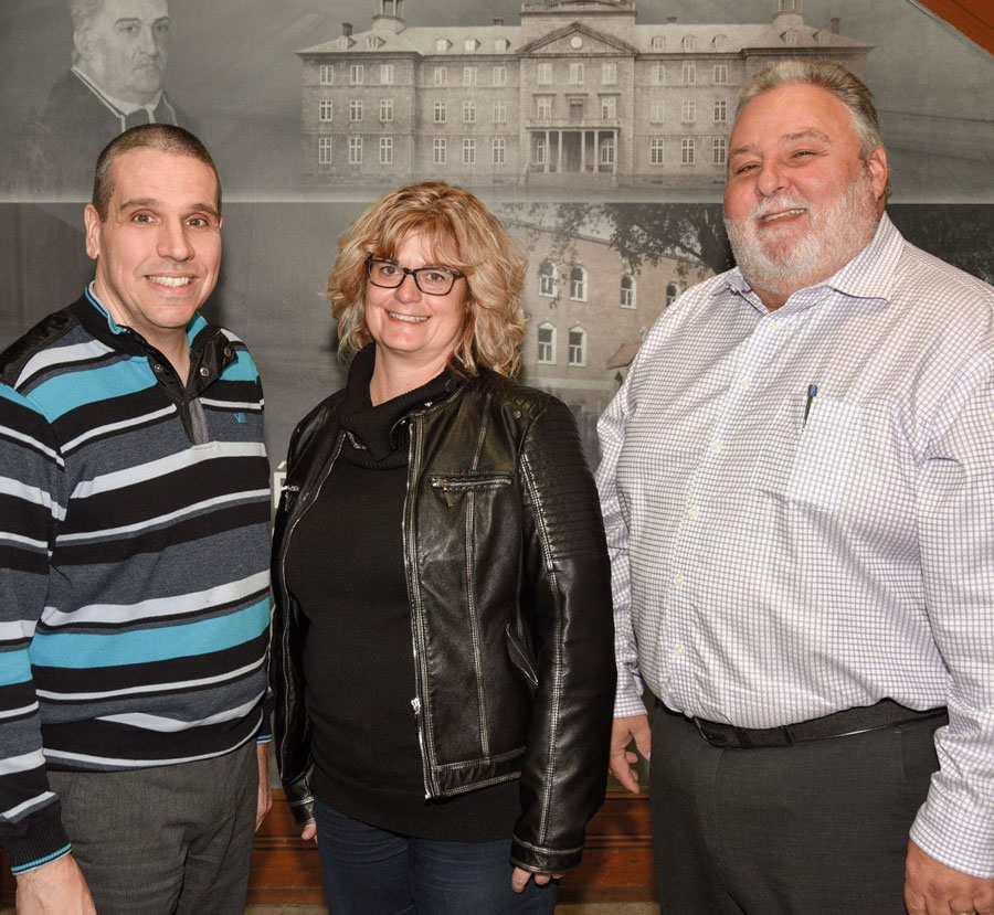 L’invitation à participer au 6e omnium de golf Guy-Lecocq a été lancée par Martin Bourassa, Joëlle Lanoie et Sylvain Fugère. Photo François Larivière | Le Courrier ©