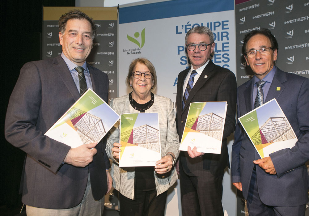 Sur la photo, de gauche à droite, André Barnabé, directeur général de Saint-Hyacinthe Technopole; Francine Morin, préfet de la MRC des Maskoutains; Claude Corbeil, maire de Saint-Hyacinthe; et Bernard Forget, président de Saint-Hyacinthe Technopole. Photo Robert Gosselin | Le Courrier ©