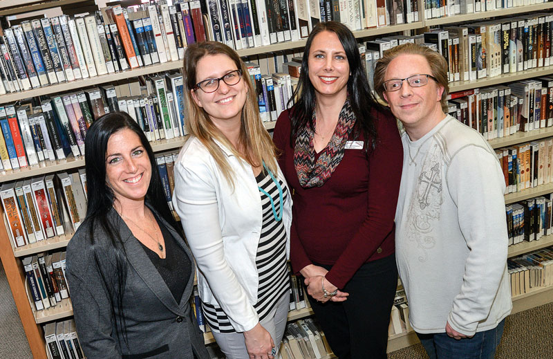 Natacha Laplante, de la Maison alternative de développement humain, Sylvie Tétreault, du Trait d’union montérégien, Nathalie Lespérance, bibliothécaire, et Luc Boudreau, livre vivant, attendent la population en grand nombre pour la 3e édition de l’activité À livres ouverts à la Bibliothèque T.-A.-St-Germain le 12 avril. Photo François Larivière | Le Courrier ©
