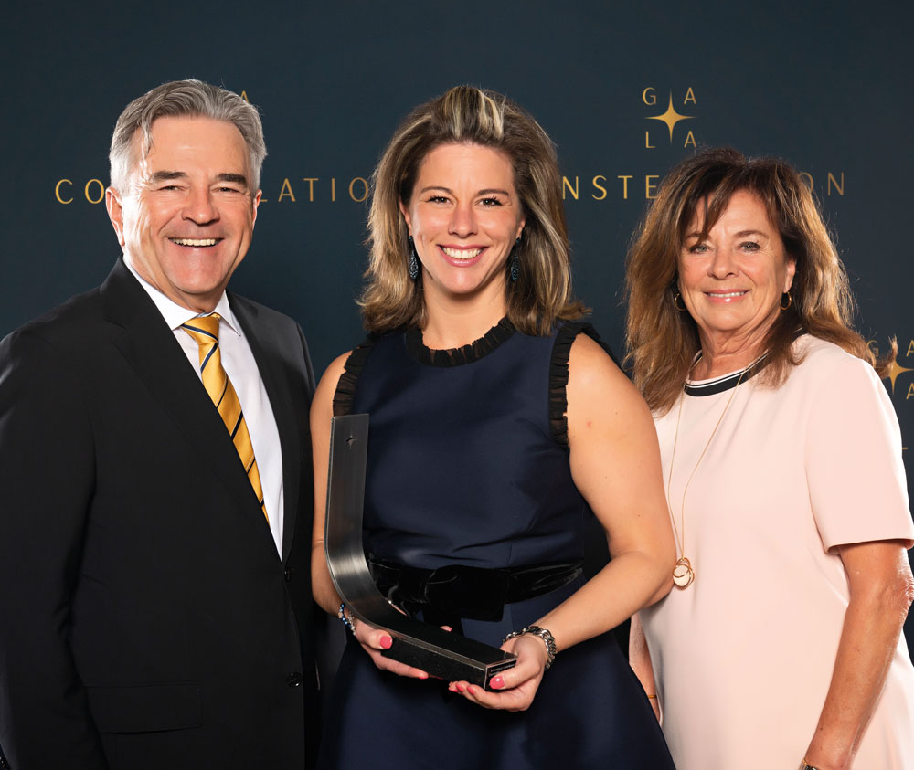 Le Grand Prix Constellation a été décerné au Groupe Robin. La présidente Nellie Robin pose en compagnie de ses parents, Robert Robin et Lise D’Amour. Photo Patrick Roger Photographe