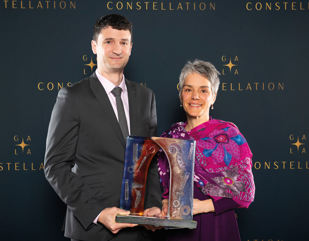 Le Prix de la Technopole a été remis à la Faculté de médecine vétérinaire de l’Université de Montréal. Cet honneur a été accueilli par la doyenne, Dre Christine Theoret, et le vice-doyen au personnel enseignant et secrétaire de Faculté, le Dr David Francoz. Photo Patrick Roger Photographe