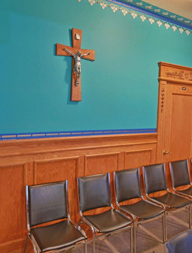 Le crucifix installé dans la salle du conseil à l’hôtel de ville de Saint-Hyacinthe. Photo Robert Gosselin | Le Courrier ©