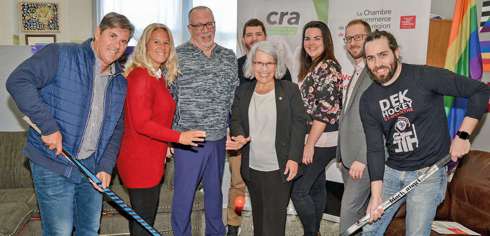 Pour la 4e édition de son tournoi-bénéfice de dek hockey, le Comité de la relève en affaires invite les entreprises de la région à venir jouer au profit de l’organisme Jeunes Adultes Gai-e-s. Photo François Larivière | Le Courrier ©