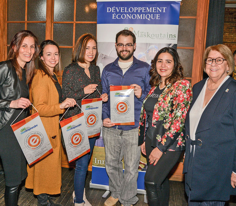 Sur la photo, de gauche à droite, Julie Capistran, Juliette c’est simple! (bioalimentaire); Valérie Fontaine, VÄXA centre ressources (Services aux individus); Myriam Ramos, Classimage (Services aux entreprises); Gides Jr Charest, 01 Studio (Innovations technologique et technique); Isis Thiago de Souza, Groupe Colibri (Prix spécial d’Espace carrière); et Francine Morin, préfet de la MRC des Maskoutains. Photo François Larivière | Le Courrier ©