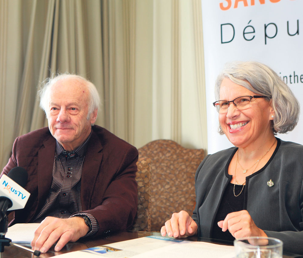 Sur la photo, Jacques Sylvestre senior, président du conseil d’administration des Carrières de Saint-Dominique, en compagnie de Brigitte Sansoucy, députée de Saint-Hyacinthe-Bagot et porte-parole en matière d’infrastructures et collectivités au NPD. Photo Robert Gosselin | Le Courrier ©