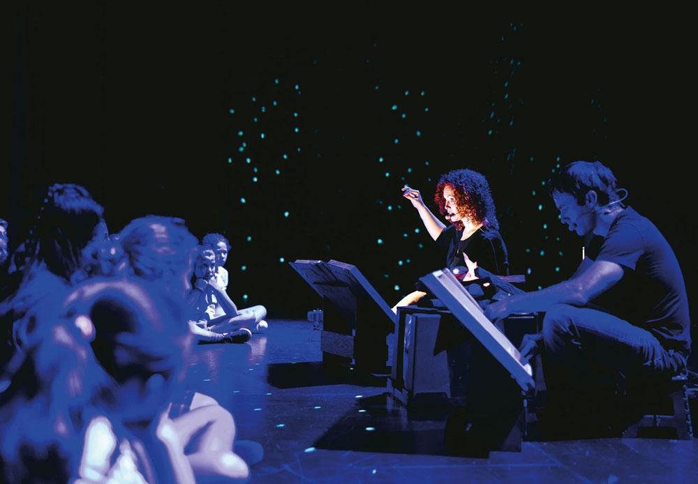 Actuellement, sept personnes issues du milieu du théâtre, du doublage et de l’enseignement de l’art dramatique font partie de l’équipe et s’alternent pour offrir des ateliers dans les écoles et les bibliothèques. Sur la photo, on reconnaît Julie Labrosse et Jérôme Roy en plein atelier. Photo gracieuseté