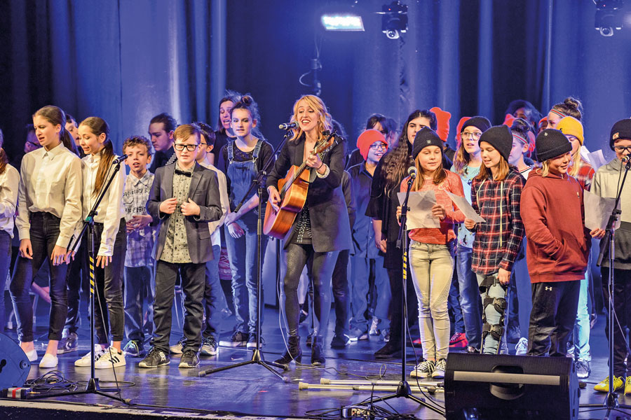 L’auteure-compositrice-interprète Léa Sanacore, porte-parole de la 8e édition de Primaire en spectacle, a interprété deux de ses chansons, « Nothing Is Easy » et « Un peu de toi », avant d’inviter tous les finalistes à chanter « Nous autres » du duo 2Frères. Photos François Larivière | Le Courrier ©