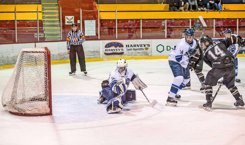 Les Lauréats ont obtenu leur billet pour la finale de la ligue collégiale de hockey masculin en l’emportant 6 à 2 face aux Cougars vendredi dernier au Stade L.-P.-Gaucher. Photo François Larivière | Le Courrier ©