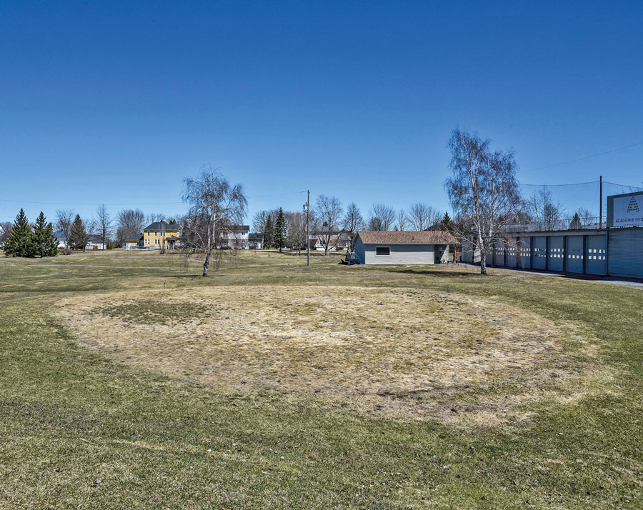 Le terrain qui doit accueillir la prochaine école primaire de Saint-Hyacinthe. Les fonds nécessaires sont toujours attendus de Québec. Photo François Larivière | Le Courrier ©