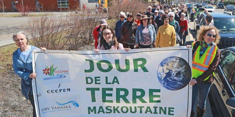 La marche du Jour de la Terre s’est déroulée cette année dans le quartier Bois-Joli. Photo Robert Gosselin | Le Courrier ©