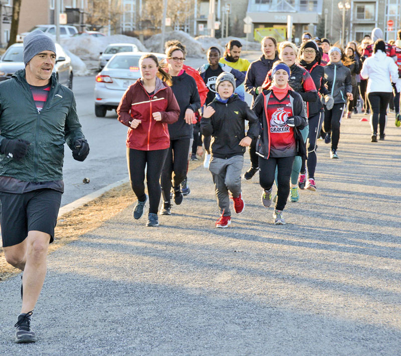 En vue de leur participation à La Course au secondaire du Grand défi Pierre Lavoie, les élèves de la Polyvalente Hyacinthe-Delorme ont reçu la visite du comédien et ultramarathonien Patrice Godin dans le cadre d’un de leurs entraînements. Photo François Larivière | Le Courrier ©