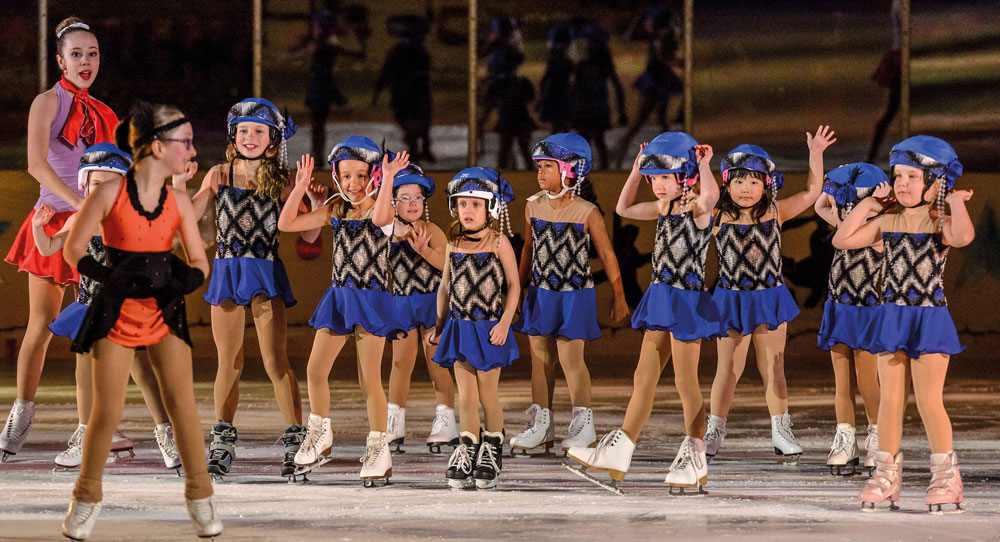 Les invités spéciaux de la revue du Club de patinage artistique de Saint-Hyacinthe, le couple de danse Nikolaj Sorensen et Laurence Fournier Beaudry. Photos François Larivière | Le Courrier ©