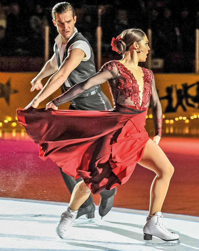 Les invités spéciaux de la revue du Club de patinage artistique de Saint-Hyacinthe, le couple de danse Nikolaj Sorensen et Laurence Fournier Beaudry. Photos François Larivière | Le Courrier ©