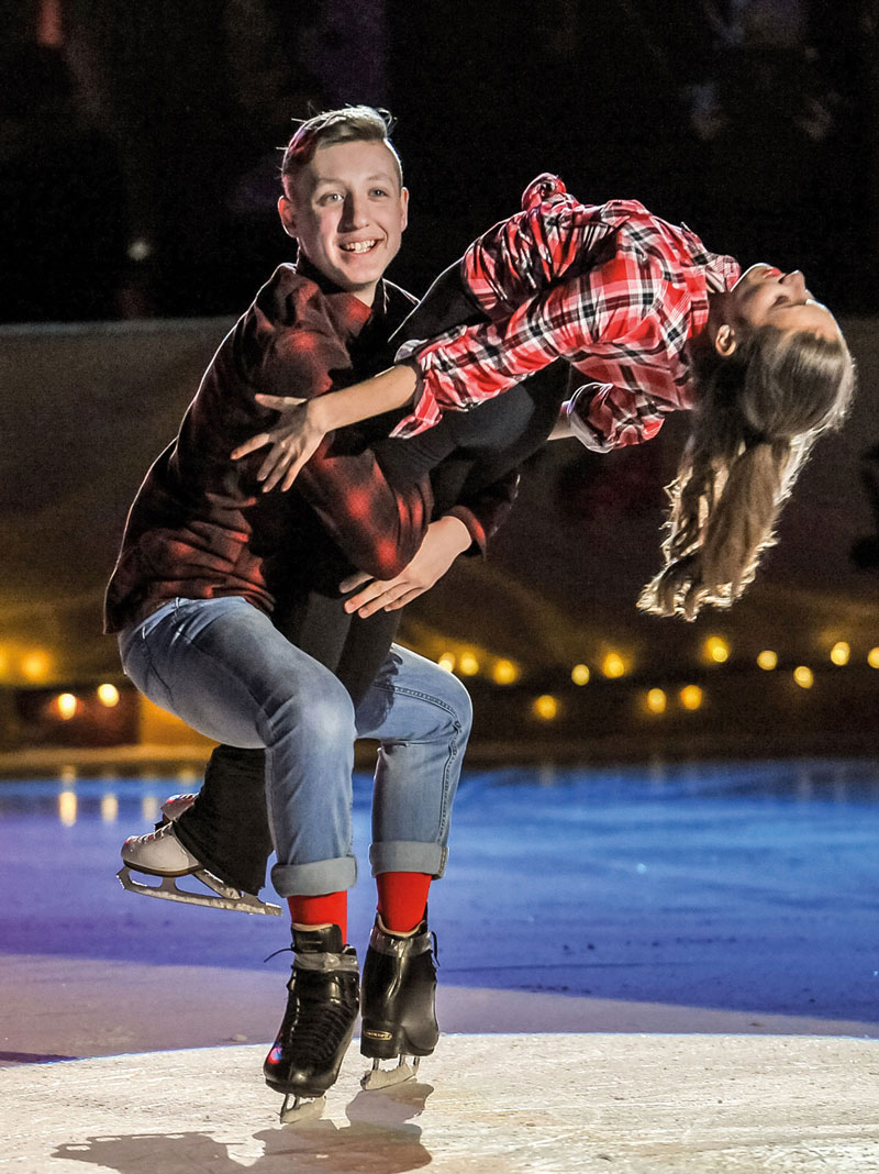 Les invités spéciaux de la revue du Club de patinage artistique de Saint-Hyacinthe, le couple de danse Nikolaj Sorensen et Laurence Fournier Beaudry. Photos François Larivière | Le Courrier ©