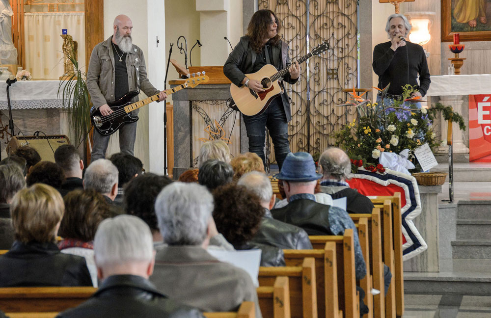 Pierre Harel (à droite), fidèle acolyte musical de Michel Lamothe, a interprété deux chansons de Willie Lamothe dans le cadre de la cérémonie. Photos François Larivière | Le Courrier ©