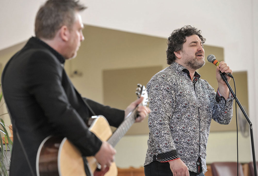 Dans un autre moment musical, André Bisson, accompagné à la guitare par Bob Champoux, a chanté la chanson d’amour favorite de Michel Lamothe et de sa femme Lynda Poirier. Photos François Larivière | Le Courrier ©