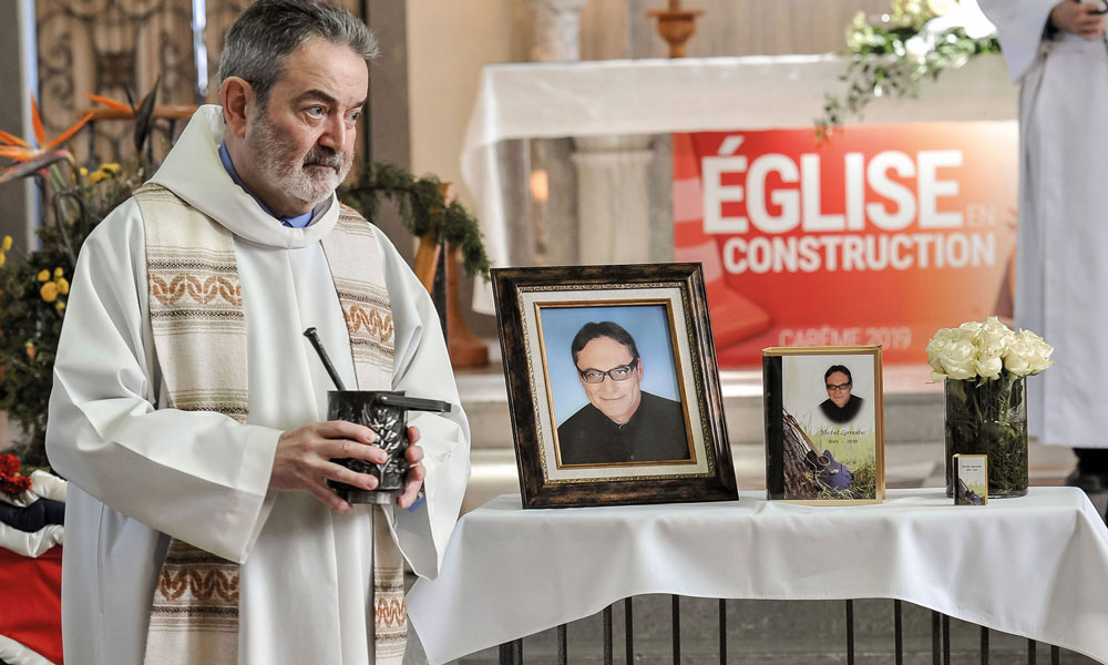 L’abbé Jean Pelletier a reconnu le défunt bassiste comme « un pilier du rock québécois ». Photos François Larivière | Le Courrier ©