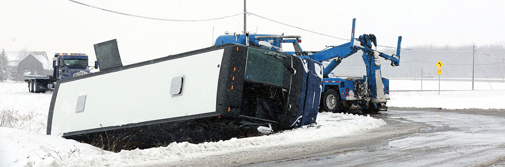 Même si l’autocar qui s’est retrouvé dans le fossé transportait près d’une cinquantaine de passagers, on ne dénombre heureusement que quelques blessés mineurs. Photo Robert Gosselin | Le Courrier ©