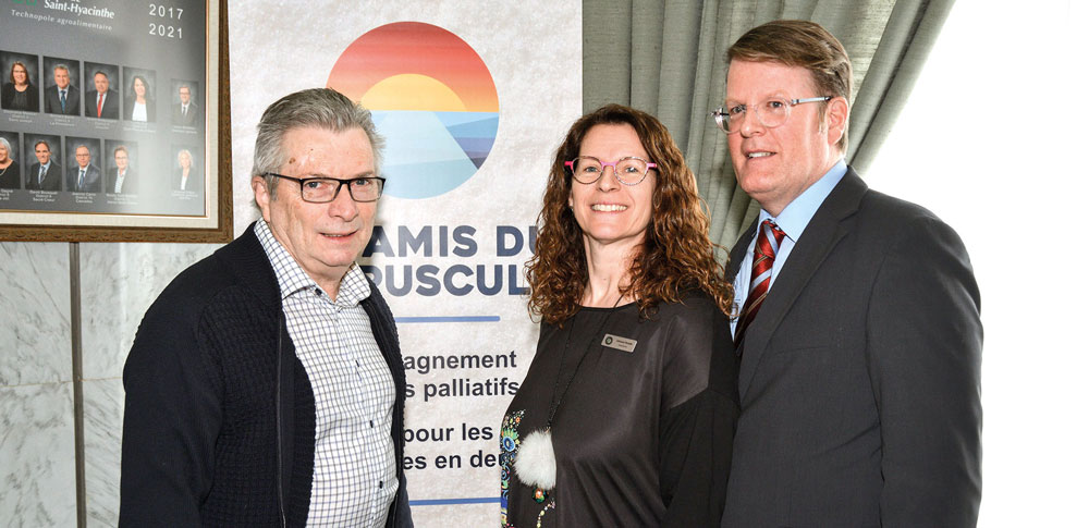 Alain Pelletier, directeur général des Amis du Crépuscule, et les coprésidents d’honneur de l’activité, Johanne Paradis et de Me Louis-Charles Chartrand, espèrent que la population répondra toujours à l’appel pour son Souper Dégustation. Photo François Larivière | Le Courrier ©