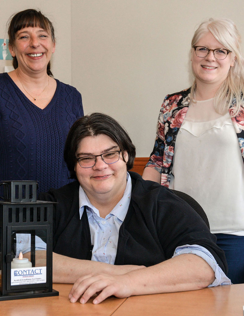 Une petite partie de l’équipe de Contact Richelieu-Yamaska : Marie-Claude Lacasse, intervenante et cheffe d’équipe, Myriam Duquette, directrice, et Gabrielle Palardy, adjointe administrative. Photo François Larivière | Le Courrier ©