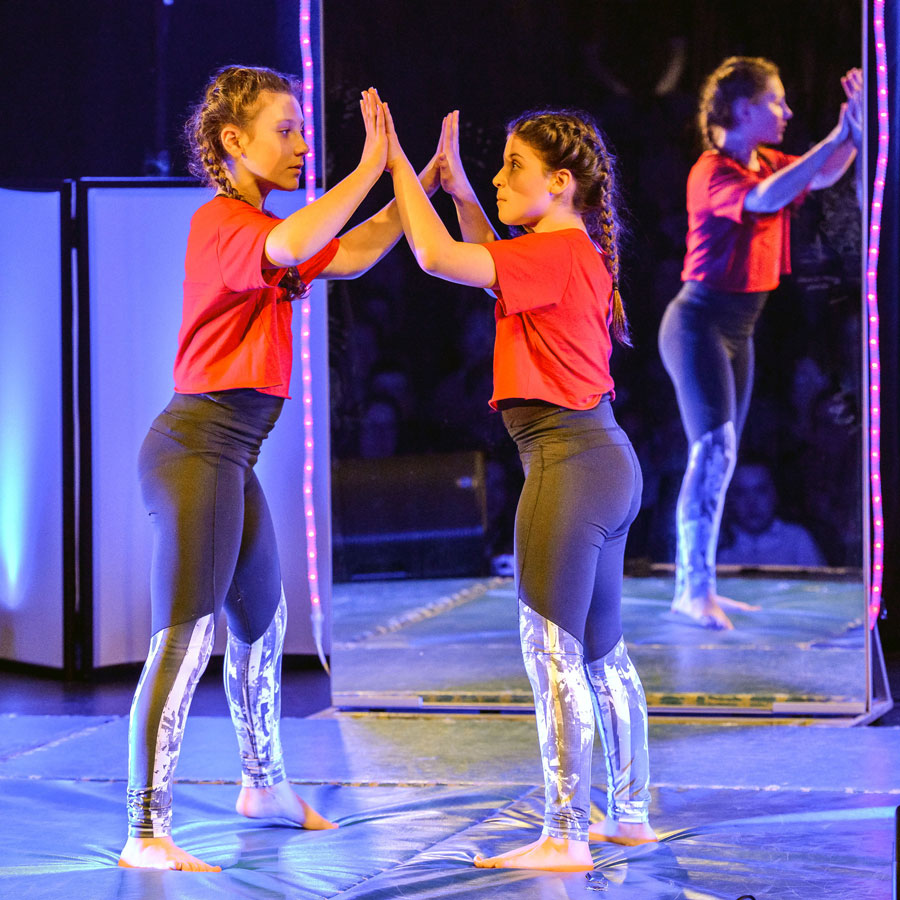 Emy Marquis et Lydia Simard (danse), de l'école Saint-Jean-Baptiste. Photos François Larivière | Le Courrier ©