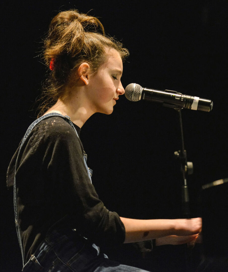 Magdalen Boulanger (chant et piano), de l'école Douville. Photos François Larivière | Le Courrier ©